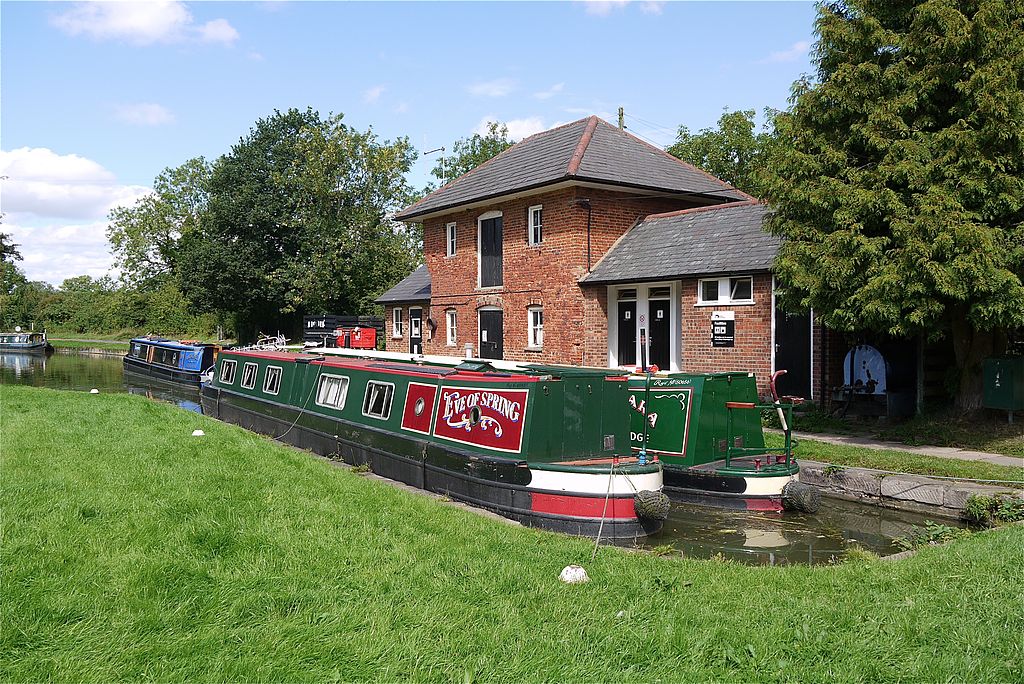 Boat entering Crick Tunnel