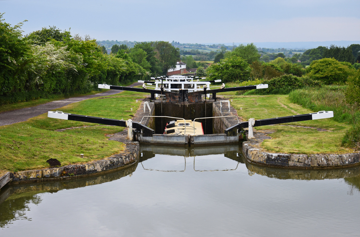 Boat going down the Caen Hill Lock Flight